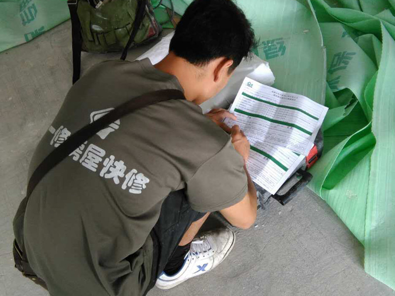 說起清水房簡單裝修出租，網(wǎng)上關(guān)于清水房簡單裝修出租的介紹非常多，清水房簡單裝修出租是很多網(wǎng)民非常關(guān)心和議論的話題；益修快裝公司提供清水房裝修服務(wù)，免費(fèi)量房設(shè)計(jì)，先裝修后付款；提供清水房衛(wèi)生間裝修、清水房廚房修補(bǔ)、清水房廁所翻修、清水房臥室改造、清水房客廳翻新、清水房陽臺設(shè)計(jì)、清水房榻榻米維修、清水房背景墻粉刷等，以下是小編收集整理的清水房簡單裝修出租,90平左右的房子，簡裝修的話，大概需要多少錢？等信息，請往下看。  90平左右的房子，簡裝修的話，大概需要多少錢  90平米的房子簡裝的話需要7萬元左右，如果是精裝的話是沒有上限的，建議您做現(xiàn)代簡約風(fēng)格裝修會比較省錢的，現(xiàn)代簡約風(fēng)格裝修的要點(diǎn)如下： 1、簡約不等于簡單，它是經(jīng)過深思熟慮后經(jīng)過創(chuàng)新得出的設(shè)計(jì)和思路的延展，不是簡單的“堆砌”和平淡的“擺放”，不像有些設(shè)計(jì)師粗淺的理解的“直白”，比如床頭背景設(shè)計(jì)有些簡約到只有一個十字掛件，但是它凝結(jié)著設(shè)計(jì)師的獨(dú)具匠心，既美觀又實(shí)用。 2、現(xiàn)在家庭的簡約不只是說裝修，還反映在家居配飾上的簡約，比如不大的屋子，沒有必要為了顯得“闊綽”而購置體積較大的物品，相反應(yīng)該生活所必需的東西才買，而且以不占面積、折疊、多功能等為主。試想：昂貴的價格的價格買的屋子讓個“破家具”給擠的沒了“空間”，那我們作為“主人”生活的愜意從何而來，能“簡約”嗎