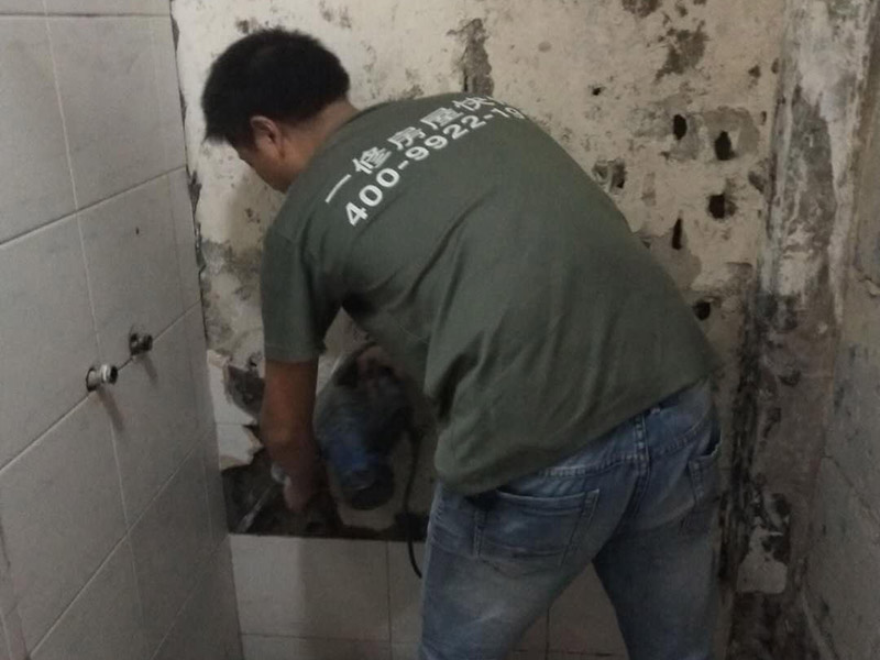 局部瓷磚拆除裝修：衛(wèi)浴用具拆除后可以對墻面瓷磚進(jìn)行拆卸。拆卸一般是從墻體的下方往上方敲，從瓷磚的邊緣往里面敲，還需要根據(jù)拆卸的位置選擇適當(dāng)?shù)那么u力度。敲磚是從墻體下方開始敲，從每塊瓷磚的邊緣開始敲。如果先敲上面的瓷磚，地面堆積瓷磚較多，擋住墻體下面的瓷磚，不利于拆卸。另外，敲磚過程中，要不是對地面的瓷磚進(jìn)行清理，以免瓷磚過多堆積，減慢施工進(jìn)度以及造成施工意外。 由于二手房的衛(wèi)浴在之前是做了一次防水的，因此在敲磚時(shí)必須注意防水層的處理，與屋主溝通好，防水層是否打掉。舊的防水層一般都不打掉，在敲磚后，在原有的防水層上面，再薄薄做一層防水，以提高衛(wèi)浴的防水能力。但如果屋主需要把防水敲掉重新再做。則敲磚需要打到批土層或打到見底。敲插座和龍頭附近的瓷磚時(shí)，要慢慢敲，小心摸清電線和水管的走向，以防損壞電線和水管。如果電線或水管已經(jīng)損壞了，要及時(shí)進(jìn)行修補(bǔ)處理，以免留下更多后續(xù)工程。
