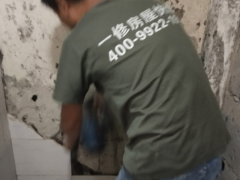 局部瓷磚拆除裝修：衛(wèi)浴用具拆除后可以對墻面瓷磚進(jìn)行拆卸。拆卸一般是從墻體的下方往上方敲，從瓷磚的邊緣往里面敲，還需要根據(jù)拆卸的位置選擇適當(dāng)?shù)那么u力度。敲磚是從墻體下方開始敲，從每塊瓷磚的邊緣開始敲。如果先敲上面的瓷磚，地面堆積瓷磚較多，擋住墻體下面的瓷磚，不利于拆卸。另外，敲磚過程中，要不是對地面的瓷磚進(jìn)行清理，以免瓷磚過多堆積，減慢施工進(jìn)度以及造成施工意外。 由于二手房的衛(wèi)浴在之前是做了一次防水的，因此在敲磚時(shí)必須注意防水層的處理，與屋主溝通好，防水層是否打掉。舊的防水層一般都不打掉，在敲磚后，在原有的防水層上面，再薄薄做一層防水，以提高衛(wèi)浴的防水能力。但如果屋主需要把防水敲掉重新再做。則敲磚需要打到批土層或打到見底。敲插座和龍頭附近的瓷磚時(shí)，要慢慢敲，小心摸清電線和水管的走向，以防損壞電線和水管。如果電線或水管已經(jīng)損壞了，要及時(shí)進(jìn)行修補(bǔ)處理，以免留下更多后續(xù)工程。