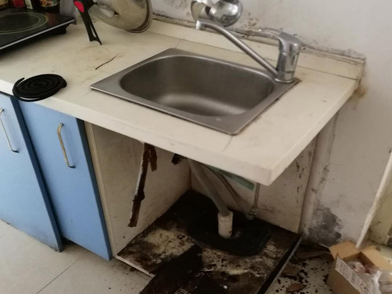 水槽管道維修：1.水槽出水口漏水
如果水槽漏水原因是水槽出水口漏水，一般來講，應(yīng)該是水槽內(nèi)的軸心墊片損壞了，只要將軸心墊更換一個就可以了。用鉗子將壓蓋拴進(jìn)行旋轉(zhuǎn)，轉(zhuǎn)松后取下，用夾子將磨碎的軸心墊片取出換上新的即可。
2.水槽和臺面間的銜接松動，積水溺到臺面，并漏到櫥柜里
買好玻璃膠條，并將玻璃膠密封于水槽和臺面間的銜接處。
3.水槽下水管漏水
無論是上面的接口漏水，還是水槽下水管與地下的下水管間漏水，問題均出在橡膠墊上，橡膠墊老化或是開裂，都會出現(xiàn)漏水，這時只需把這個橡膠墊拆開并更換一個便可。
4.水槽本身漏水
用防水膩?zhàn)油磕ㄋ勐┧帯?#10;5.水槽零件壞或松動
先仔細(xì)檢查角閥、螺絲和膠墊等位置，看是不是因使用太久，出現(xiàn)腐蝕和老化問題，若是如此，建議重新更換一個。
6.水槽栓下面縫隙漏水
水槽栓下面縫隙漏水的因?yàn)榭赡苁菈荷w內(nèi)三角密封墊磨損導(dǎo)致的。這時，只要用工具將龍頭的螺絲旋轉(zhuǎn)，轉(zhuǎn)松后取下螺絲和拴頭，將壓蓋弄松取下，接著將壓蓋內(nèi)的三角密封墊取出，換上一個新的三角密封墊就可以了。
