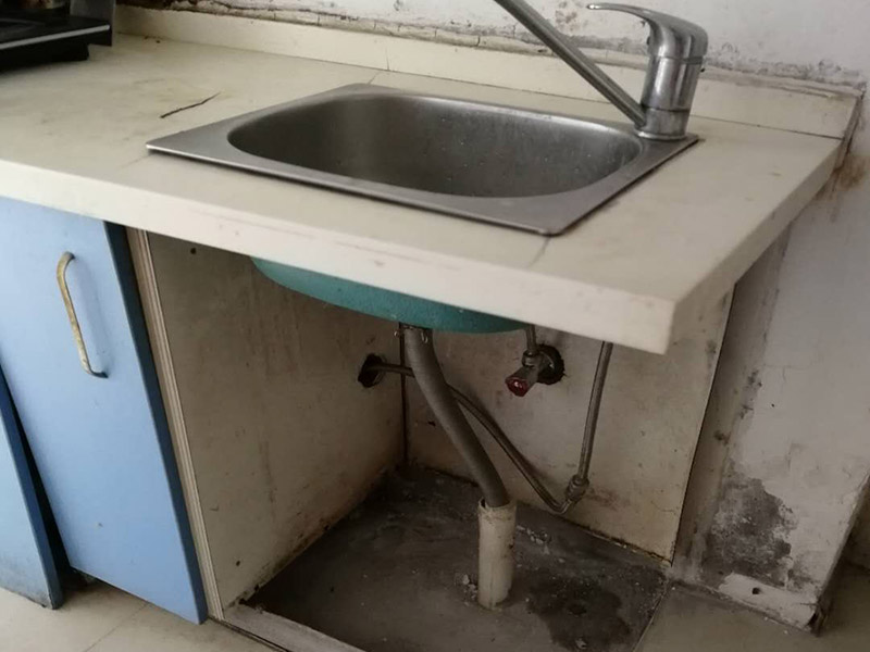 水槽管道維修：1.水槽出水口漏水
如果水槽漏水原因是水槽出水口漏水，一般來講，應(yīng)該是水槽內(nèi)的軸心墊片損壞了，只要將軸心墊更換一個就可以了。用鉗子將壓蓋拴進(jìn)行旋轉(zhuǎn)，轉(zhuǎn)松后取下，用夾子將磨碎的軸心墊片取出換上新的即可。
2.水槽和臺面間的銜接松動，積水溺到臺面，并漏到櫥柜里
買好玻璃膠條，并將玻璃膠密封于水槽和臺面間的銜接處。
3.水槽下水管漏水
無論是上面的接口漏水，還是水槽下水管與地下的下水管間漏水，問題均出在橡膠墊上，橡膠墊老化或是開裂，都會出現(xiàn)漏水，這時只需把這個橡膠墊拆開并更換一個便可。
4.水槽本身漏水
用防水膩?zhàn)油磕ㄋ勐┧帯?5.水槽零件壞或松動
先仔細(xì)檢查角閥、螺絲和膠墊等位置，看是不是因使用太久，出現(xiàn)腐蝕和老化問題，若是如此，建議重新更換一個。
6.水槽栓下面縫隙漏水
水槽栓下面縫隙漏水的因?yàn)榭赡苁菈荷w內(nèi)三角密封墊磨損導(dǎo)致的。這時，只要用工具將龍頭的螺絲旋轉(zhuǎn)，轉(zhuǎn)松后取下螺絲和拴頭，將壓蓋弄松取下，接著將壓蓋內(nèi)的三角密封墊取出，換上一個新的三角密封墊就可以了。