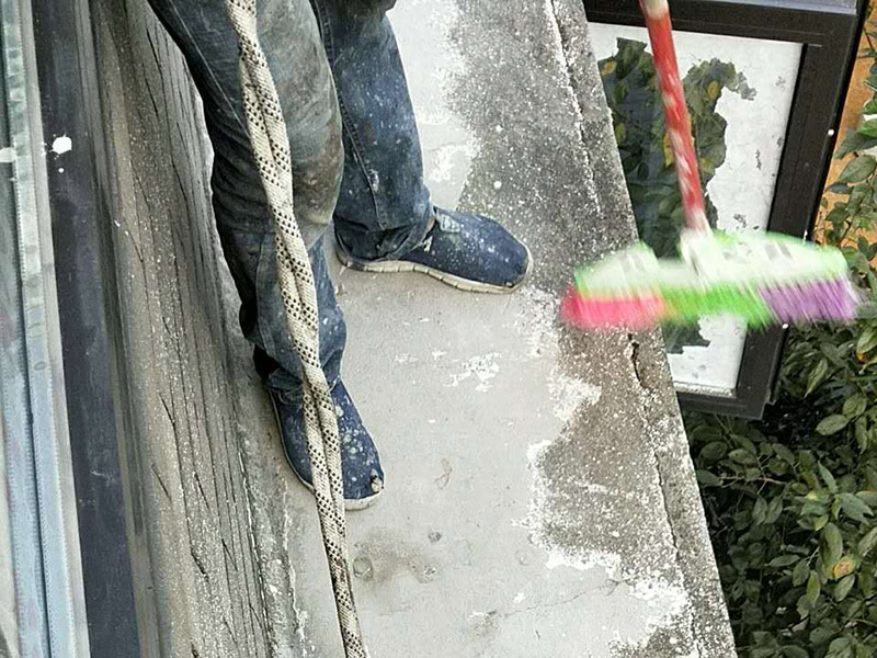 外陽臺(tái)防水維修：首先要確保地面有坡度，低的一邊為排水口。然后就是要確保陽臺(tái)和客廳或陽臺(tái)和起居室至少要有2～3公分的高度差。要使客廳和陽臺(tái)有這樣的高度差其實(shí)是很難的，因?yàn)榻ㄖ旧砜赡芨叨炔钪挥?公分左右。陽臺(tái)地面要確保排水系統(tǒng)的順暢，特別是陽臺(tái)養(yǎng)有植物時(shí)要定期清理，防止排水時(shí)堵塞地漏，以防止積水滲透進(jìn)居室。如果花園有人工照明的也要進(jìn)行防水處理，特別是燈具和防漏電開關(guān)，以免雨天發(fā)生漏電時(shí)造成傷害。