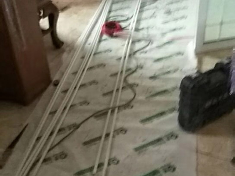 房屋管道改造：1、粘膠問題 下水道改造過程中需要用黏膠對管道和下水口進(jìn)行粘結(jié)，在粘結(jié)的時候一定不要馬虎了事，仔細(xì)的涂刷，不要留下雜質(zhì)，在管道的內(nèi)外部分都應(yīng)該涂上黏膠，這樣才可以在日后的使用中不出現(xiàn)漏水的情況。 2、高低傾斜度 高低傾斜度關(guān)系到下水道的出水是否能順暢，一般要下水管道低于進(jìn)水口，注意在進(jìn)行下水管道的改造中不要去改變原有的下水位置和高度，不然可能會造成衛(wèi)生間積水。 3、管道處理 下水管道的長度不應(yīng)該太多長，因?yàn)闀菀滓l(fā)堵塞，在日后的使用中如果出現(xiàn)問題維修起來也比較麻煩。