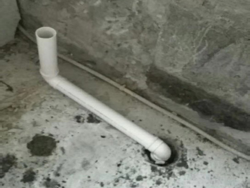 水泥板包水管：用水泥磚砌起來。有的地方用紅磚，這個是瓦工的工作，就是貼磚的師傅壘起來的，先用水泥磚把管子包起來，然后在水泥磚上貼瓷磚，可以做到和墻面瓷磚一體的效果，可以完美的把管子包裹起來，可以先把管子用隔音棉包裹，也可以在管子和灰磚縫隙處用發(fā)泡膠填充起到隔音的作用，堅固耐用，缺點就是灰磚較厚，貼上墻磚后，會比原來厚很多，比較臃腫，會占用一部分空間。 用水泥板包裹，就是用成品的直角水泥板包裹，在外面貼墻磚，和墻面一提，好處是比磚砌的薄，占空間小，但是水泥板需要龍骨固定，木龍骨和輕鋼龍骨易腐蝕變形，后期墻磚易開裂，檢修口不好留。 木龍骨封石膏板，這是木工活，這種方法基本上不用了，就是用木龍骨打框架，用自攻絲封石膏板。就和做石膏板吊頂一樣的工藝，但石膏板遇水汽容易解體，不安全，防水石膏板也是石膏板。