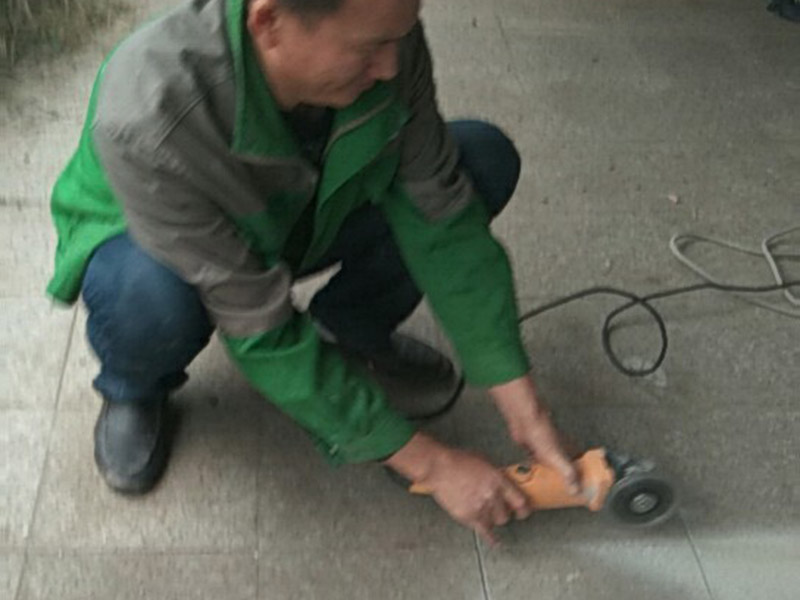 地磚切割拆除：第一步：定位 移動(dòng)標(biāo)尺選定切割尺寸，用單手握住操作手柄，將刀輪座拉向后座，將瓷磚平放在底板上并將瓷磚要切割的線與底板橫梁對(duì)齊，瓷磚前端要靠住底板的豁口部。 第二步：劃線 放下手柄使刀輪與瓷磚表面接觸，將手柄向前輕推使刀輪在瓷磚表面劃出一條連續(xù)均勻的直線。 第三步：下壓 將手動(dòng)瓷磚切割機(jī)手柄抬起稍向后拉，使壓塊平穩(wěn)落放在瓷磚的前端上，用適當(dāng)?shù)牧⒉僮魇直蛳聣?，瓷磚將會(huì)沿著劃線斷開(kāi)。