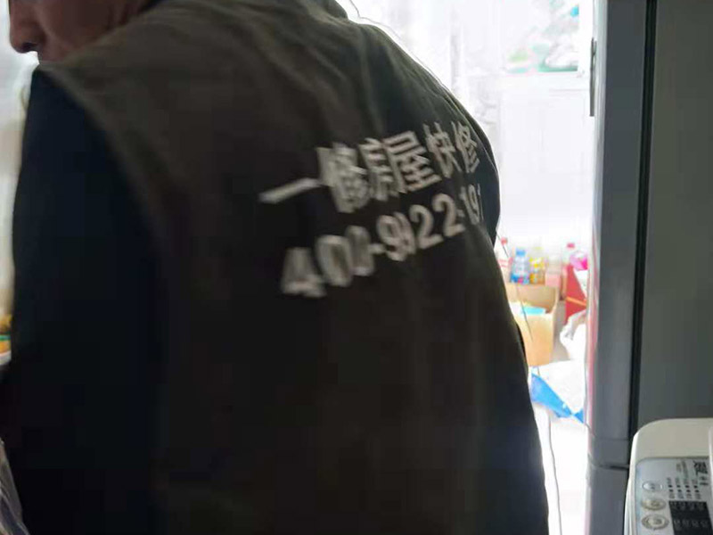 衛(wèi)生間水管安裝：一、衛(wèi)生間水管安裝的正確順序 衛(wèi)生間的水管裝置前定要遵從合理步驟，一般首要和師傅參議水路的詳細(xì)走向，二是用電錘把卡子固定到墻上，三是開端用專業(yè)的熱溶機(jī)對管子進(jìn)行熱熔銜接，四是用試壓泵對整個(gè)管線進(jìn)行打壓測試，五是整理現(xiàn)場。二、衛(wèi)生間水管的規(guī)劃布局 衛(wèi)生間水管裝置要根據(jù)水的走向進(jìn)行鋪設(shè)，一般是橫平豎直，盡可能2條管道不交叉，如果穿插要搭過橋，冷熱水管分隔并保持必定的間隔，沐浴混水閥的左右方位正確且裝在浴缸中心，高度最好在1.8m-2.1m間，還要為熱水器的裝置和洗衣機(jī)的進(jìn)出水口預(yù)留方位，做到科學(xué)合理的布局。