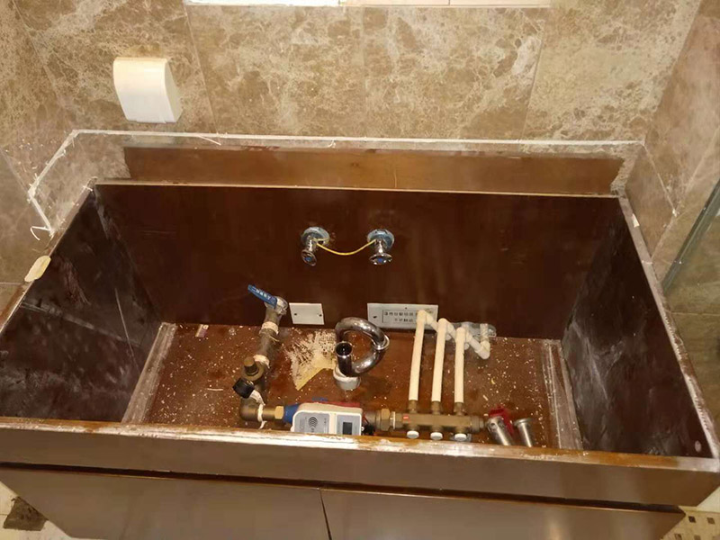 浴室柜拆除維修：（1）確認好浴室柜的安裝位置：在鋪地磚和墻磚前，就要確認好浴室柜的安裝位置，由于安裝浴室柜是要在墻上打孔的，還需要進水孔和排水孔的，一旦安裝后一般不能移動位置的，所以確認好浴室柜的安裝位置是安裝前的必備條件。（2）購買浴室柜時要根據(jù)安裝位置確認浴室柜的形狀和大?。涸∈夜竦奈恢么_定后，只能根據(jù)安裝位置來定浴室柜的形狀和大小。（3）認準水管的管線圖和電線的線路圖：安裝時要在墻上用沖氣鉆打孔，所以安裝前確認管線圖和線路圖至關(guān)重要，如果打破水管或電線線路圖就要撬開部分墻磚，造成不必要的損失。