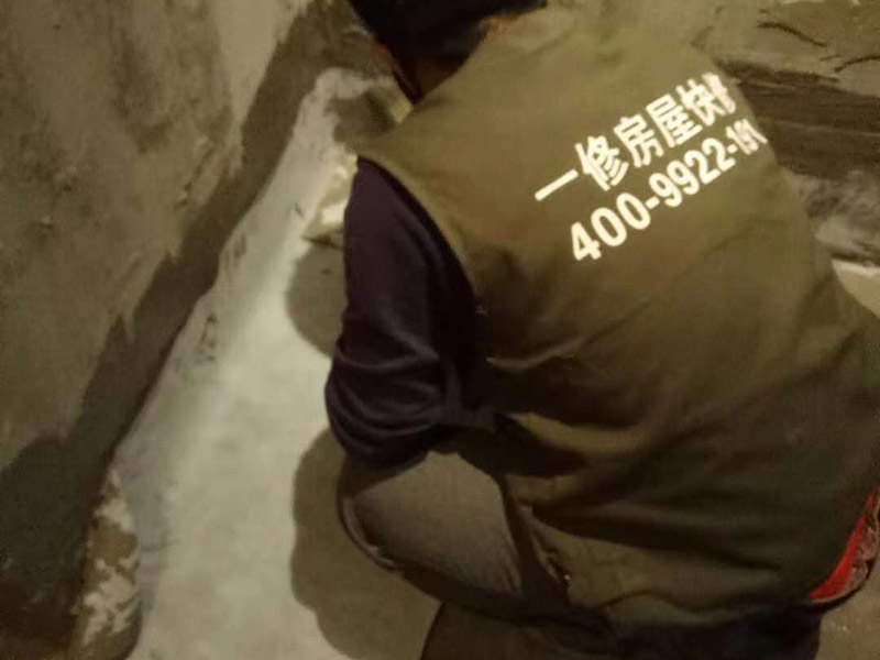 衛(wèi)生間做防水卷材：施工前要確保地面的干爽防水涂料要涂滿，沒有任何遺漏與基層結(jié)合要牢固、沒有裂紋、無(wú)氣泡、無(wú)脫落的現(xiàn)象涂刷的高度是一致的，厚度要達(dá)到產(chǎn)品規(guī)定的要求，要注意的是要等待第1遍涂料，干透后才可以進(jìn)行第2遍涂料的粉刷，具體的時(shí)間要看產(chǎn)品特性來(lái)確定的。
