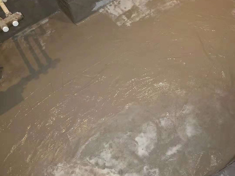 衛(wèi)生間做防水卷材：施工前要確保地面的干爽防水涂料要涂滿，沒有任何遺漏與基層結(jié)合要牢固、沒有裂紋、無(wú)氣泡、無(wú)脫落的現(xiàn)象涂刷的高度是一致的，厚度要達(dá)到產(chǎn)品規(guī)定的要求，要注意的是要等待第1遍涂料，干透后才可以進(jìn)行第2遍涂料的粉刷，具體的時(shí)間要看產(chǎn)品特性來(lái)確定的。