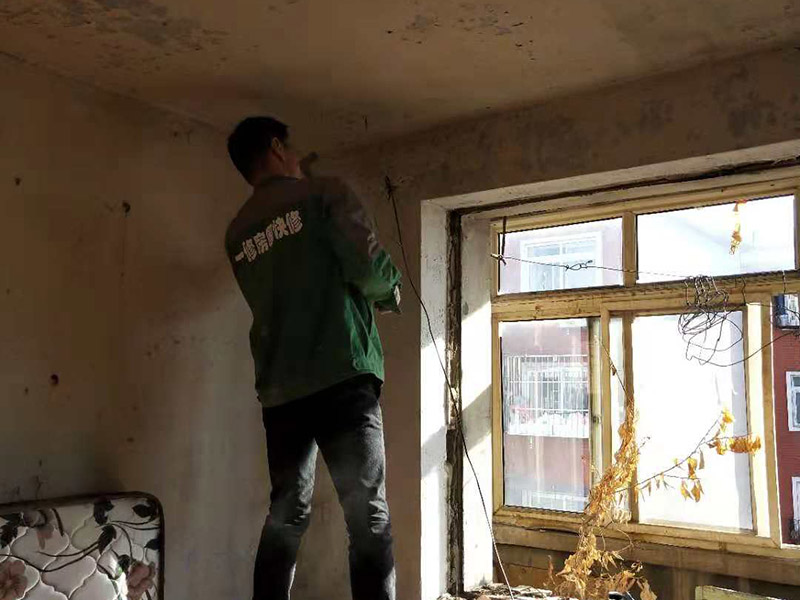 室內(nèi)鏟墻皮：1、如在開始進(jìn)行裝修家居的業(yè)主，我想也會(huì)遇到施工方建議鏟清掉白墻皮的情況，其實(shí)都是擔(dān)心在批完膩?zhàn)雍髸?huì)增加吸附力。但是這也要看原有白墻的材料質(zhì)量如何，并不是說開發(fā)商做墻用的材料都不好，有的甚至比家裝用的材料都要好，這樣的情況就沒必要再花錢鏟掉了。 2、在辨別家居墻面的好壞程度的時(shí)，大多人都不太了解，所以在進(jìn)行檢驗(yàn)墻面的材料首先用手撫摸一下表面，查看手上是否有沾滿很多浮灰。還可以用鑰匙或者硬物刮一下墻面，看看墻面是否大面脫落，最后潑一點(diǎn)水到墻上，看看會(huì)不會(huì)起泡，如果出現(xiàn)這些問題一般都是要鏟掉的，還有墻面有大面空鼓也是要鏟掉的。 3、還有種方法可以幫你確定需不需要鏟墻皮，就是在收房后請(qǐng)一些專業(yè)人員來(lái)鑒別，這樣的話就可以更好的做出決定。但是現(xiàn)如今將近有90%的新房裝修，都是需要進(jìn)行鏟除原墻皮的，因?yàn)榇蠖鄶?shù)新房的膩?zhàn)臃鄄皇怯糜诰幼〉?。而是便于房主?yàn)收房子，但更重要的是為了后期裝修質(zhì)量的保證。
