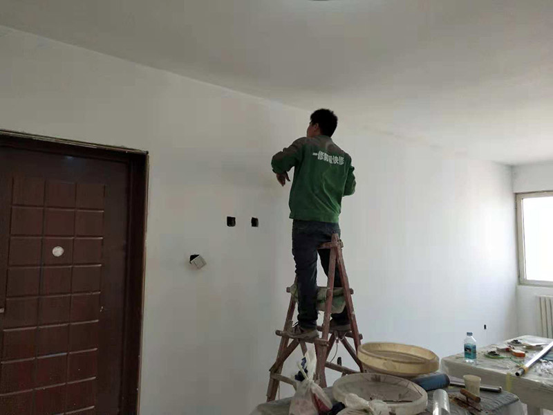 墻面刷面漆：在正式開工之前，還需要進(jìn)行墻面的全面檢查，看看基層是否牢固平整。如果是舊墻出現(xiàn)漆膜脫落、開裂，需要先進(jìn)行鏟墻皮或者使用石膏來進(jìn)行裂縫的修補(bǔ)處理。做到墻面無灰塵、雜物，平整，再使用界面劑進(jìn)行墻面的涂刷，施工應(yīng)細(xì)致均勻。接著就需要進(jìn)行刮膩子，將墻面進(jìn)行找平，這道工序一般涂刷兩遍膩子，不過需要看實際情況來定。在進(jìn)行第一遍膩子涂刮后，需要自然晾干，再來打磨，最后才是進(jìn)行第二道膩子涂刮。在施工中，需要注意刮刀力度應(yīng)一致，才能讓膩子厚度均勻。先是進(jìn)行底漆的涂刷，這樣做的目的是為了增加面漆的粘結(jié)度。完全干燥后，則可以進(jìn)行面漆的涂刷施工了。在涂刷前，需要將面漆調(diào)配好，讓顏色一致，這樣涂刷的時候，墻面色澤才能一致。但需要注意的是滾筒施工時，速度應(yīng)保持一致，這樣漆面才能細(xì)膩平滑。