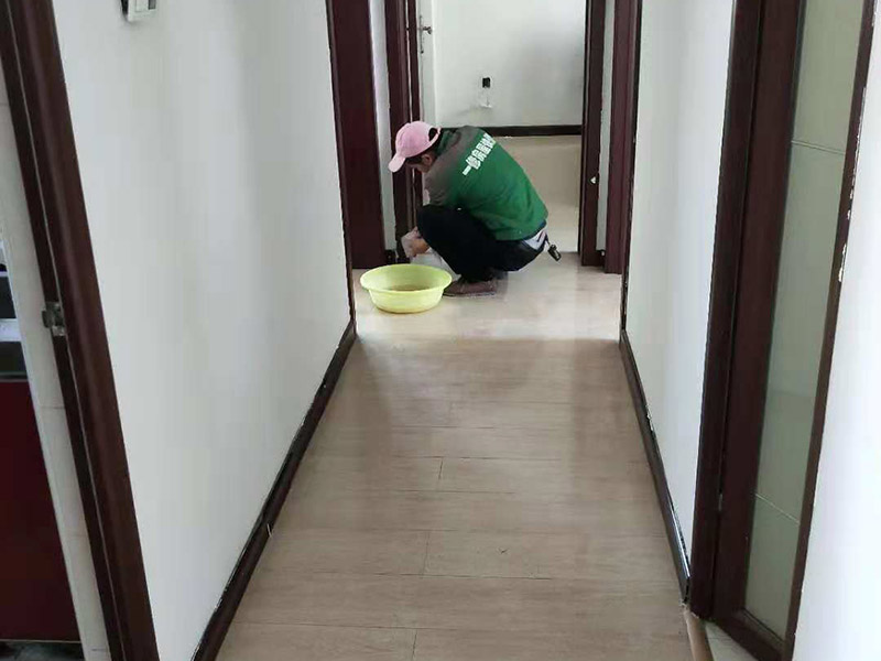 現(xiàn)場(chǎng)衛(wèi)生打掃：局部裝修就是那個(gè)位置維修了就打掃那個(gè)位置，整體裝修就將大至的裝修垃圾裝袋清掃，但細(xì)致的衛(wèi)生打掃請(qǐng)找專(zhuān)業(yè)的保潔。