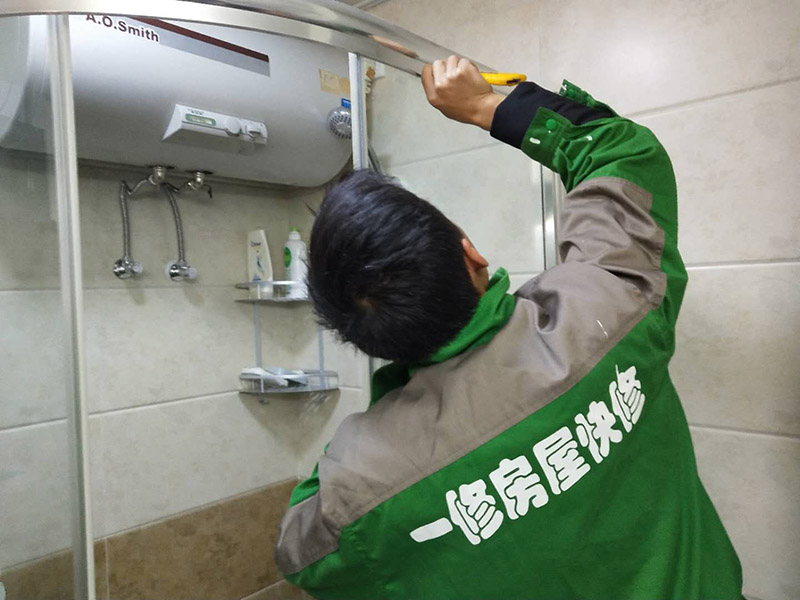 衛(wèi)生間瓷磚淋浴房打膠：首先找到淋浴房要打膠的位置，先清除舊膠的殘留物，然后對打膠部分進行清理，不要用水，盡量是干式清理。開始進行打膠，從角落開始，沿著這條邊進行按壓膠槍，膠水不需要太多，打的太多都是浪費。從頭到尾進行抹平，讓膠水充分融入縫隙中，而且膠水的外形也比較美觀。特別是兩個角上，要向上延伸，兩邊角落處可稍微多打一些膠，這樣就完成了。
