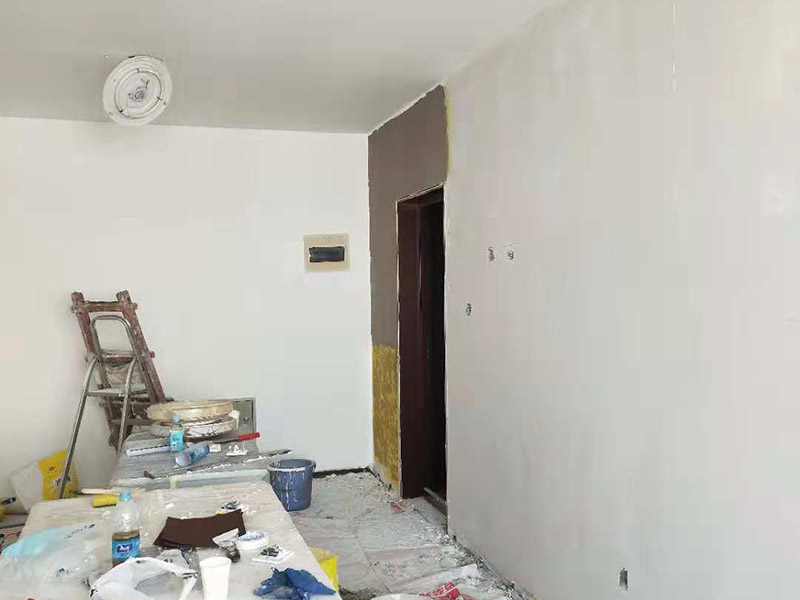 客廳墻面改造：在施工之前，首先要對(duì)墻面進(jìn)行清理，確保基層的平整光滑。將基層表面進(jìn)行完全清除，做到墻面無灰塵，再進(jìn)行界面劑的施工，涂刷厚度應(yīng)均勻，這樣做的目的是將基層完全密閉住，同時(shí)增加著附力。然后對(duì)墻面進(jìn)行找平處理，可以通過專門檢測(cè)工具來進(jìn)行平整度的確定，如果存在不平的地方，應(yīng)使用石膏來進(jìn)行補(bǔ)平。然后在進(jìn)行刮膩?zhàn)拥氖┕げ襟E，一般刮完兩遍即可，如果不太平整的區(qū)域需要多刮幾次，每次膩?zhàn)邮┕ぃ瑧?yīng)進(jìn)行充分的間隔。當(dāng)膩?zhàn)庸魏煤?，接著就需要進(jìn)行油漆的施工，最先上底漆，目的主要是提高墻面的防水防潮性，還增加面漆的粘結(jié)效果。等墻面完全干透后，還需進(jìn)行打磨的處理，使用細(xì)砂紙將墻面一一打磨，這樣會(huì)讓墻面看起來更平滑。在施工中，可以用手觸摸，感受下墻面的光滑感。