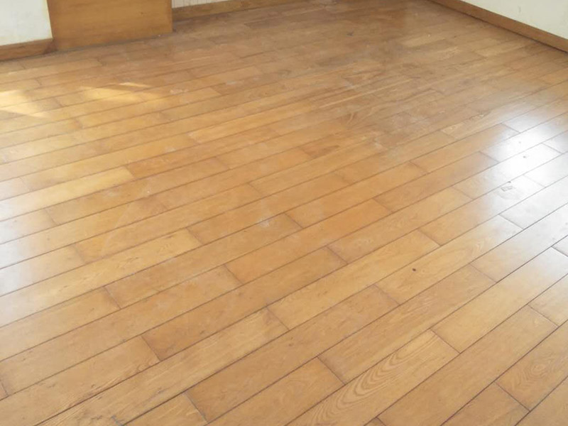 木地板打磨：地板翻新第一步，使用大型地板翻新機(jī)械數(shù)次打磨除去漆層、表層1-2毫米。注意用40目、80目和120目不同粗細(xì)的砂紙逐次打磨三次，目數(shù)越大，砂紙顆粒越小，打磨留下的劃痕越不明顯，確保打磨后的表面細(xì)膩光滑。地板打磨完后需再刮膩?zhàn)诱移降匕?，使用與地板漆配套的專用透明底漆膩?zhàn)?，刮在打磨好的地板上待干。刮膩?zhàn)又笤賹?duì)地板進(jìn)行刷底漆或調(diào)色處理。由于實(shí)木表層的紋理都是天然的，無(wú)法改變花色，只能調(diào)節(jié)地板顏色的深淺。底漆干了之后再刷面漆，再次干燥之后再用水砂紙仔細(xì)研磨，將地板面層磨至略感粗糙，除去粉屑，刷第二層面漆。最后上蠟拋光養(yǎng)護(hù)