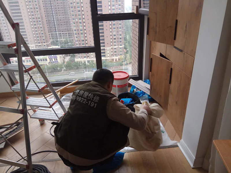 家具五金安裝：安裝時(shí)要注意家中的其它位置的保護(hù)，因?yàn)榧揖咭话阍诩已b過(guò)程中是最后進(jìn)場(chǎng)(不裝修的話更要保護(hù)家里的物品)，重點(diǎn)保護(hù)的對(duì)象是：地板(尤其是實(shí)木地板)、門套、門、樓梯、墻紙、壁燈等。 主要是要確定安裝位置，以最合適家人的高度或者位置就可以，而不要光圖美觀好看。比如吊柜或者增高柜的把手一定要安裝在門的下面，地柜、寫字臺(tái)的小柜，一定要放在上面。