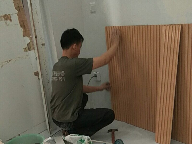 護(hù)墻板安裝：首先，就是要將挑選的護(hù)墻板，按照墻面的高度，寬度，用電鋸切割成一個一個的等高的板塊，這樣便于護(hù)墻板的安裝。護(hù)墻板切割好后，需要將護(hù)墻板先固定在墻面上，扣上卡子，用鋼槍將其固定在墻上。再將下一個板塊與上一個板塊縫隙處扣緊，依次裝上。在拐角處的地方安裝護(hù)墻板時，要注意在墻板的背面打上免釘膠，便于固定。在遇到墻面有插座的地方或者是有線帶的地方的時候，還需要在將護(hù)墻板再次的進(jìn)行切割，空出插座或是電線電纜的地方，再進(jìn)行安裝。