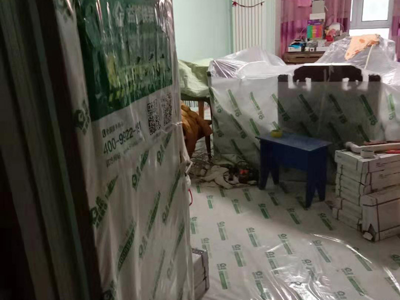 衛(wèi)生間吊頂拆除翻新：1、原有吊頂裝飾物拆除時，應注意盡量拆除干凈，不保留原吊頂裝飾結構。尤其是原吊頂內的吊桿、掛件等承載吊頂重量的結構必須拆除，這主要是從今后的安全考慮的。 2、拆除時要先切斷電源，原有的吊頂內電路管線盡量拆除，不要再考慮繼續(xù)使用，因為原吊頂內電路已經基本沒有利用價值。 3、拆除時要考慮原吊頂內的設備和設施的安全，很多上世紀的老房吊頂內都有暖氣管路，還有一些住宅是中央空調系統(tǒng)，要避免因拆除時不注意損壞管線和設備。 4、廚房和衛(wèi)生間拆除原吊頂時要避免損壞通風道和煙道。