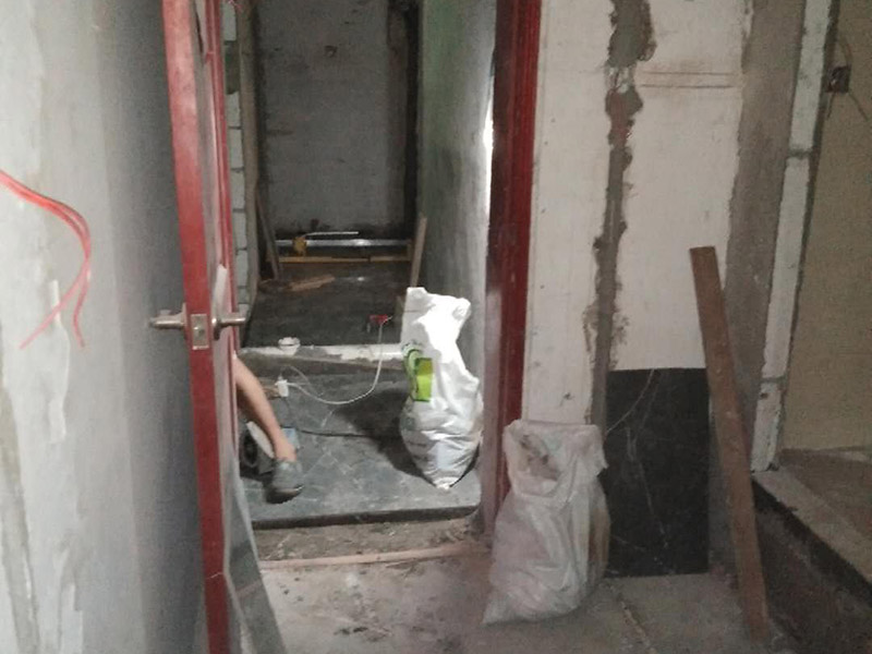 地面水電線路鋪設(shè)：水電改造的第一步是水電定位，也就是根據(jù)用戶的需要確定出全屋開關(guān)插座的位置和水路接口的位置，水電工要根據(jù)開關(guān)、插座、水龍頭的位置確定線路走向，并按照?qǐng)D紙的設(shè)計(jì)向裝修業(yè)主進(jìn)行說明。水電改造時(shí)要注意“水走天、電走地”原則，即水管走天棚，強(qiáng)、弱電盡量走地面，且強(qiáng)、弱電之間不能互相交叉，之間的平行距離要大于30厘米。水電定位之后，接下來就是打槽了。好的打槽師傅打出的槽基本是一條直線，而且槽邊基本沒有什么毛齒。注意打槽之前，務(wù)必讓水電工將所有的水電走向在墻上劃出來標(biāo)明，記得對(duì)照水電圖，看是否一致。