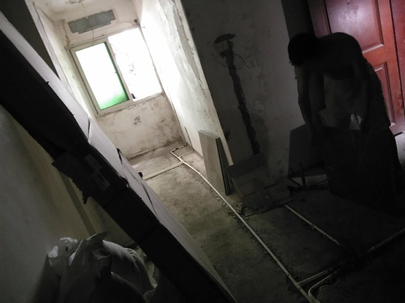 地面水電線路鋪設(shè)：水電改造的第一步是水電定位，也就是根據(jù)用戶的需要確定出全屋開關(guān)插座的位置和水路接口的位置，水電工要根據(jù)開關(guān)、插座、水龍頭的位置確定線路走向，并按照?qǐng)D紙的設(shè)計(jì)向裝修業(yè)主進(jìn)行說明。水電改造時(shí)要注意“水走天、電走地”原則，即水管走天棚，強(qiáng)、弱電盡量走地面，且強(qiáng)、弱電之間不能互相交叉，之間的平行距離要大于30厘米。水電定位之后，接下來就是打槽了。好的打槽師傅打出的槽基本是一條直線，而且槽邊基本沒有什么毛齒。注意打槽之前，務(wù)必讓水電工將所有的水電走向在墻上劃出來標(biāo)明，記得對(duì)照水電圖，看是否一致。