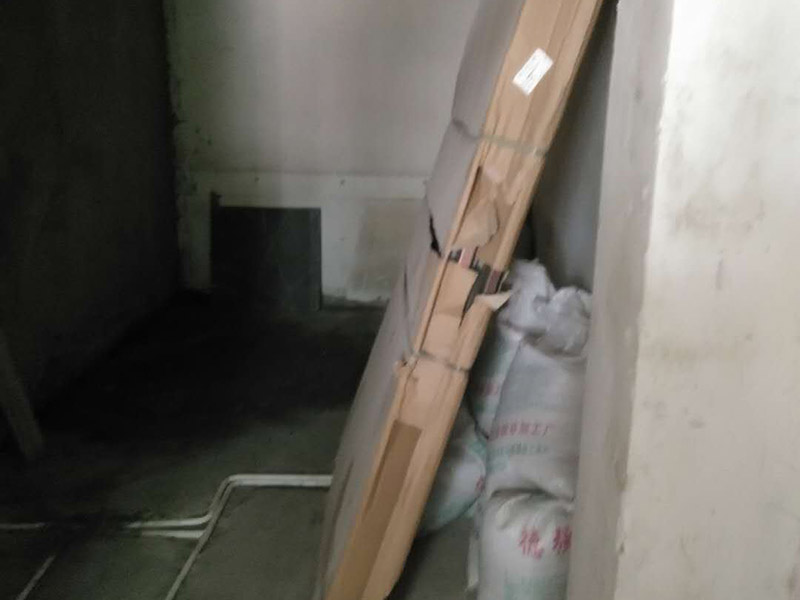 地面水電線路鋪設(shè)：水電改造的第一步是水電定位，也就是根據(jù)用戶的需要確定出全屋開關(guān)插座的位置和水路接口的位置，水電工要根據(jù)開關(guān)、插座、水龍頭的位置確定線路走向，并按照?qǐng)D紙的設(shè)計(jì)向裝修業(yè)主進(jìn)行說明。水電改造時(shí)要注意“水走天、電走地”原則，即水管走天棚，強(qiáng)、弱電盡量走地面，且強(qiáng)、弱電之間不能互相交叉，之間的平行距離要大于30厘米。水電定位之后，接下來就是打槽了。好的打槽師傅打出的槽基本是一條直線，而且槽邊基本沒有什么毛齒。注意打槽之前，務(wù)必讓水電工將所有的水電走向在墻上劃出來標(biāo)明，記得對(duì)照水電圖，看是否一致。