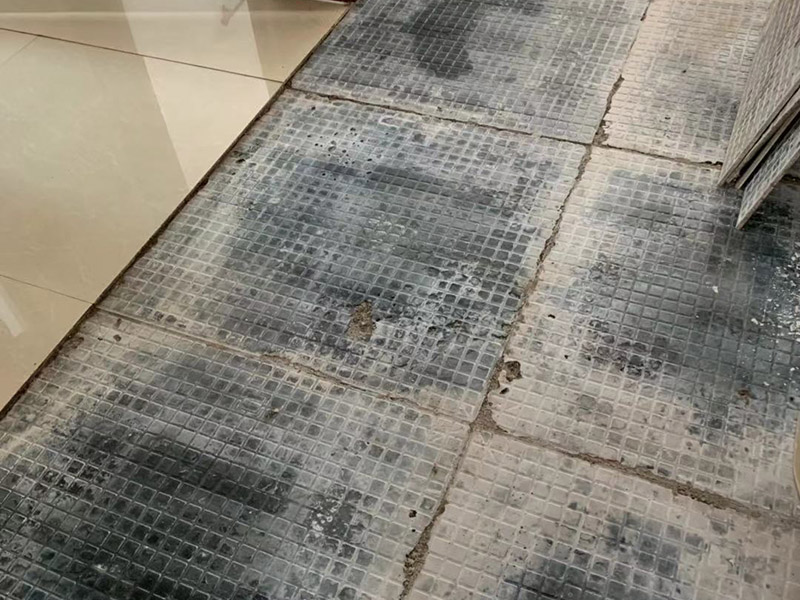 地磚拆除維修：其實(shí)關(guān)于拆除地板磚的方法還是比較簡單的。首先要撬開大門口的那塊地磚，因?yàn)槟菈K地磚是有一邊露在外面的所以比較容易撬開。再用扁的鑿子一片一片的往里撬，如果水泥砂漿做的不是特別牢固的話可以直接用錘子把扁撬敲擊地磚和水泥地中間的縫隙。