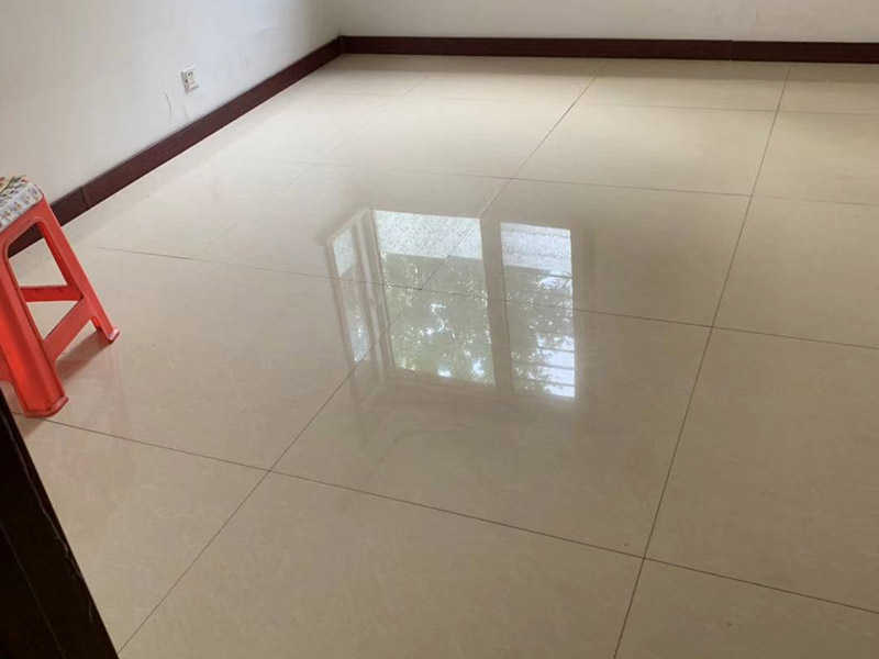 地磚拆除維修：其實(shí)關(guān)于拆除地板磚的方法還是比較簡單的。首先要撬開大門口的那塊地磚，因?yàn)槟菈K地磚是有一邊露在外面的所以比較容易撬開。再用扁的鑿子一片一片的往里撬，如果水泥砂漿做的不是特別牢固的話可以直接用錘子把扁撬敲擊地磚和水泥地中間的縫隙。