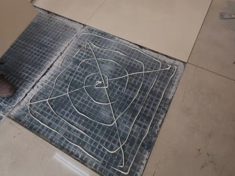 地面空鼓維修：如果是發(fā)現(xiàn)單塊的地磚空鼓超過(guò)標(biāo)準(zhǔn)，可以要求裝修人員把磚撬開了重鋪。方法就是取出空鼓的地磚，可利用吸盤，平直的吊出，然后再按照規(guī)范要求進(jìn)行鋪貼。如果只是小部分松動(dòng)，可以把磚縫清理干凈，用水把地面充分潤(rùn)濕，用水泥漿對(duì)膠水，用膠榔頭輕輕打擊，使水泥漿滲入，滲入后用重物壓使干后就可；如果是一半以上就要重新處理，膠榔頭輕輕打擊地磚，使地磚完全松動(dòng)，清理縫隙，取出 地磚，鑿打地面重新粘貼就可以了；