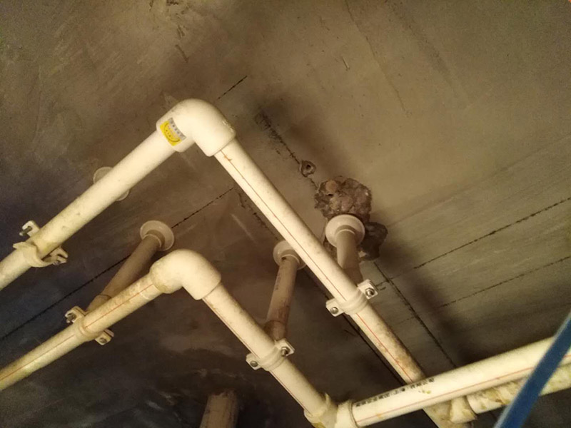 廁所防水，水管打壓測試：首先要進(jìn)行地面處理，確保地面干凈，沒有任何雜物污染，基層表面堅(jiān)實(shí)，無脫皮等現(xiàn)象，我們還要進(jìn)行地面找平，保證地面平整，沒有較大的缺陷和補(bǔ)痕。防水涂料要刷全面，與基層結(jié)合牢固，不會(huì)出現(xiàn)氣泡，脫落等問題。我們涂刷時(shí)，要由下至上，先墻后地涂刷。一般來說，衛(wèi)生間的防水要做到180厘米，非淋浴墻面防水不能低于35厘米。小編建議防水統(tǒng)一做到180厘米。刷涂料不僅要注意高度，還有注意涂刷的厚度，國家規(guī)定防水涂料要涂到1.5毫米厚。防水涂料是要刷兩遍，第二遍涂料是要等第一遍涂料干透之后才能開始刷。