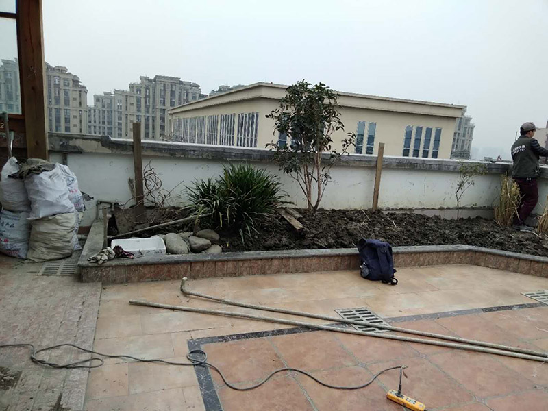高空外墻防水：清理基層，新舊面層必須清理干凈，不得有雜物和灰塵，以免影響粘結(jié)強(qiáng)度，涂刷防水涂料時基層應(yīng)干燥。接下來，清理死角，也就是所謂的陰陽角、施工縫、伸縮縫等比較重要的部位進(jìn)行處理，尤其注意的是泄水孔要加強(qiáng)處理，需要涂刷2-3遍防水底層涂料。將攪拌均勻的防水涂料根據(jù)現(xiàn)場要涂刷的面積開始涂刷，基層涂刷要大于粘卷材的面積，不要超過三十分鐘，涂刷第二次涂料之前必須要等第一次涂料完全凝固后方可再次涂刷，底層涂料第一次涂刷完畢后約4-8小時左右，方可再次涂刷第二次和第三次底層涂料，第一次涂刷厚度為0.5mm、第二次涂刷厚度為0.5mm左右、第三次涂刷厚度為0.5mm左右。粘結(jié)卷材時要等第二次涂料完全凝固后方可施工。