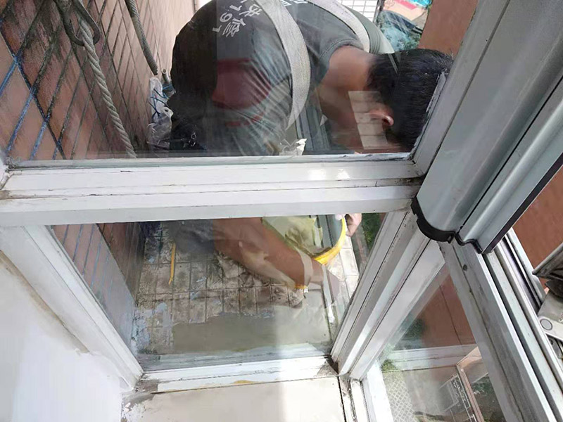 窗戶打膠刷防水:窗框就位→框固定→填塞縫隙→安五金配件→安玻璃→打膠、清理。當(dāng)門窗采用預(yù)埋木磚法與墻體連接時，木磚應(yīng)進(jìn)行防腐處理，窗框與洞口之間的伸縮縫內(nèi)腔應(yīng)采用閉孔泡沫塑料、發(fā)泡聚苯乙燃等彈性材料分層填塞，表面用密封膠密封。