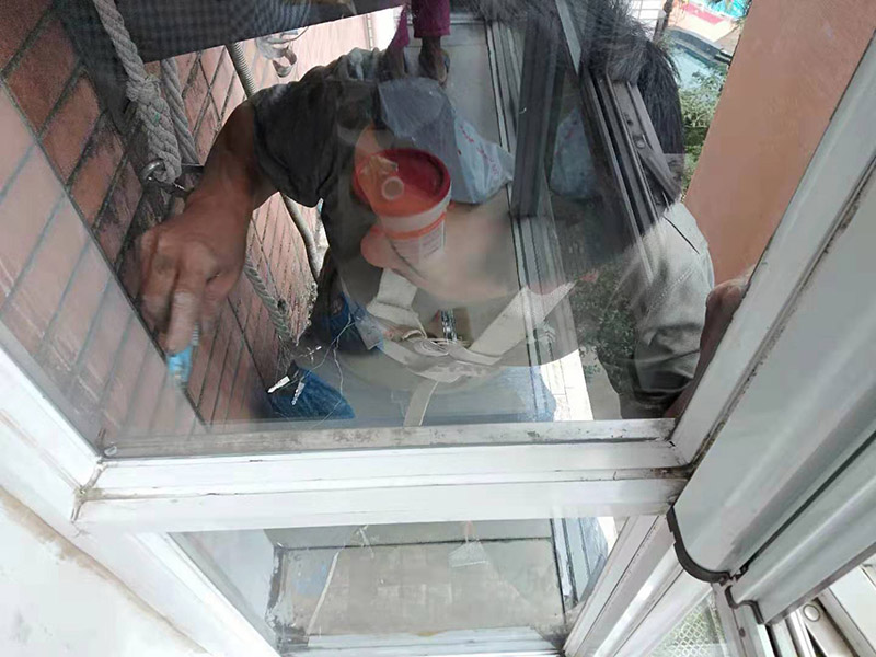 窗戶打膠刷防水:窗框就位→框固定→填塞縫隙→安五金配件→安玻璃→打膠、清理。當(dāng)門窗采用預(yù)埋木磚法與墻體連接時，木磚應(yīng)進(jìn)行防腐處理，窗框與洞口之間的伸縮縫內(nèi)腔應(yīng)采用閉孔泡沫塑料、發(fā)泡聚苯乙燃等彈性材料分層填塞，表面用密封膠密封。