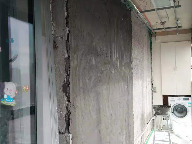 廁所貼磚維修：首先將水泥與少量建筑膠混合拌勻，做為粘貼劑。把粘貼劑用鏟刀鏟到地面刮平后將瓷磚鋪上。再用鏟刀壓實,這樣自上而下或自左而右，重復(fù)這步驟，鋪好之后用白水泥漿美縫，把瓷磚間的間隙填實，等待一段時間水泥干了就好了。