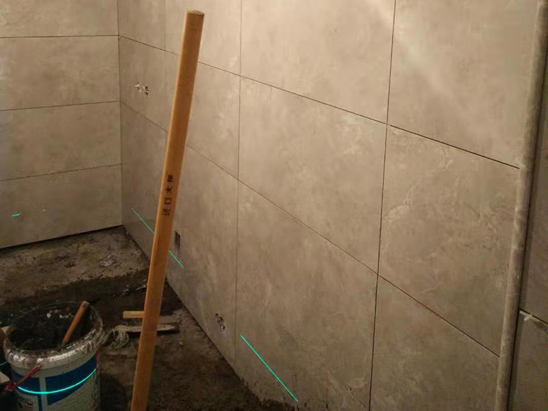 廁所貼磚維修：首先將水泥與少量建筑膠混合拌勻，做為粘貼劑。把粘貼劑用鏟刀鏟到地面刮平后將瓷磚鋪上。再用鏟刀壓實,這樣自上而下或自左而右，重復(fù)這步驟，鋪好之后用白水泥漿美縫，把瓷磚間的間隙填實，等待一段時間水泥干了就好了。