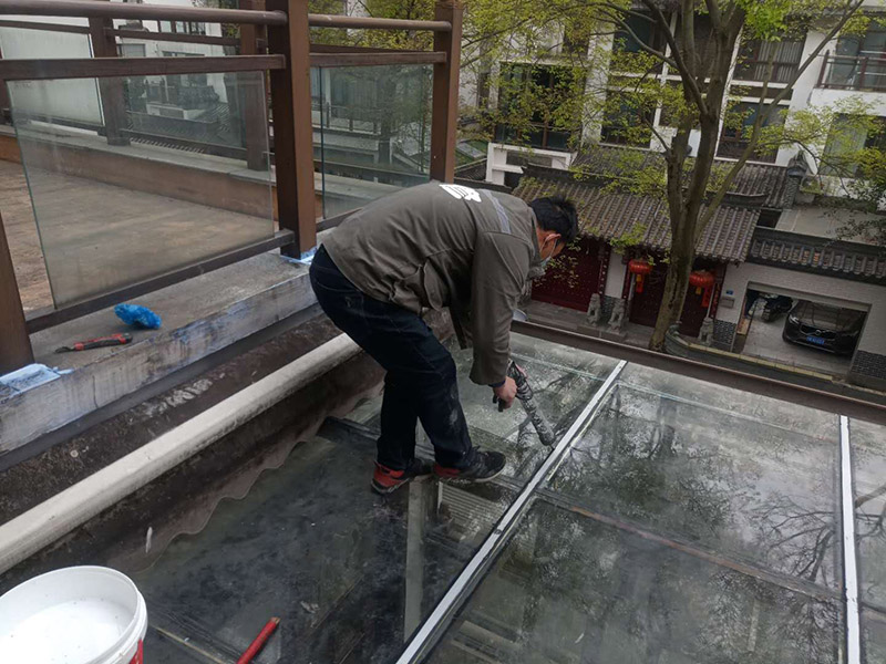 玻璃屋頂打膠防水：把陽(yáng)光房的邊清理干凈。用結(jié)構(gòu)膠往縫里填到60%。然后用和縫大小的泡抹棒往里壓填充，把膠往陽(yáng)光房與型材的縫里擠。最后填充耐候密封膠，用刮刀來(lái)回30度角度刮2遍。缺膠的補(bǔ)上。30分內(nèi)把紙揭掉。陽(yáng)光房的鋁合金、鋼材等框架材料連接處基本靠打建筑膠來(lái)固定與防漏水。建筑膠打膠前，需要將打膠處用溫布擦干凈且干了之后打膠，否則就算是用了高級(jí)的建筑膠，其實(shí)際效果只有普通建筑膠的效果，將會(huì)大大降低陽(yáng)光房結(jié)構(gòu)膠的使用壽命。