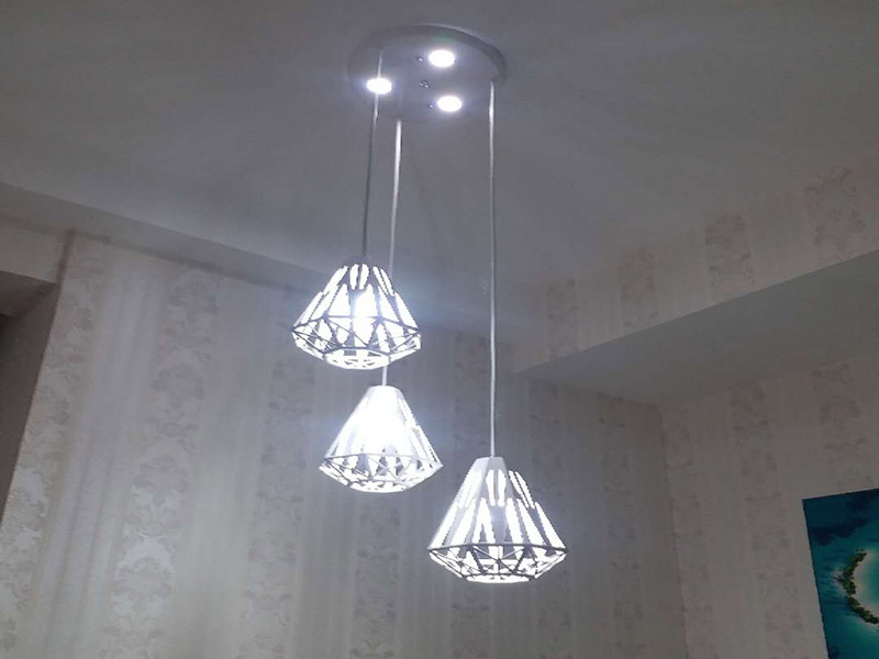 吊燈更換安裝：首先要鋪電線，在需要安裝燈具的部位留下電線口。以方便日后安裝。 第二檢查買來的燈具?？从袥]有損壞或者殘缺不完整等現(xiàn)象，你確保安全。 第三，如果是大型吊燈，那么要提前先安裝上面的燈泡和零件，才能進(jìn)行安裝。 第四如果是大型燈具的安裝，那么還要先打上承重的螺絲掛口。 第五步關(guān)閉閘刀，這樣能夠確保在沒有電通的情況下安裝燈，以免出現(xiàn)意外，這樣是比較安全的做法。 第六步安裝好以后打開電閘，觀察一下安裝是否成功，是不是每個(gè)燈泡都亮了，如果確保每個(gè)燈泡都亮了，那么就說明安裝成功了