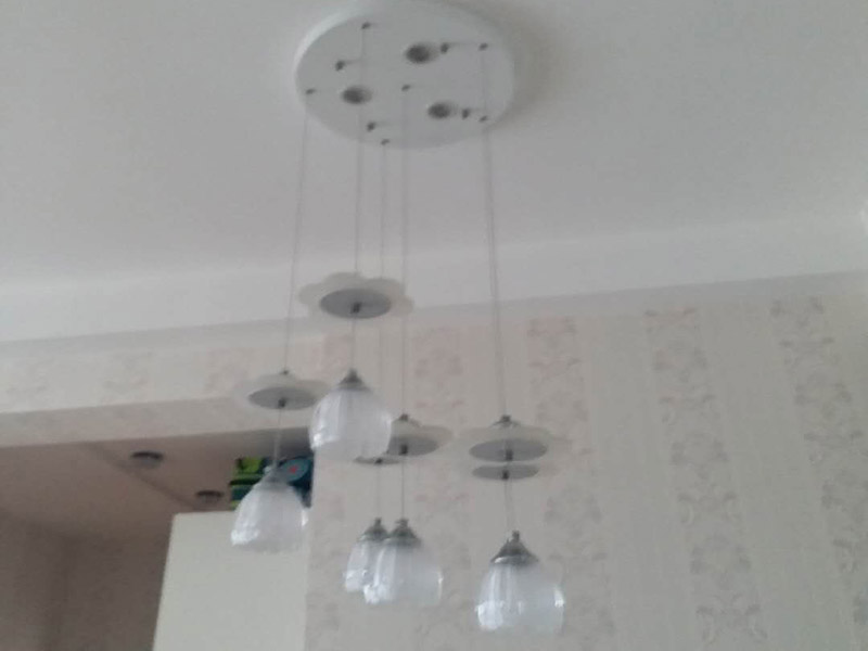 吊燈更換安裝：首先要鋪電線，在需要安裝燈具的部位留下電線口。以方便日后安裝。 第二檢查買來的燈具?？从袥]有損壞或者殘缺不完整等現(xiàn)象，你確保安全。 第三，如果是大型吊燈，那么要提前先安裝上面的燈泡和零件，才能進(jìn)行安裝。 第四如果是大型燈具的安裝，那么還要先打上承重的螺絲掛口。 第五步關(guān)閉閘刀，這樣能夠確保在沒有電通的情況下安裝燈，以免出現(xiàn)意外，這樣是比較安全的做法。 第六步安裝好以后打開電閘，觀察一下安裝是否成功，是不是每個(gè)燈泡都亮了，如果確保每個(gè)燈泡都亮了，那么就說明安裝成功了