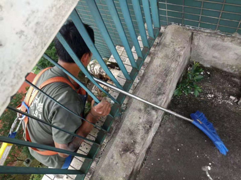 外墻管道防水維修：關(guān)閉水管總閥(即水表前面的水管開(kāi)關(guān))。打開(kāi)房間里面的水龍頭20分鐘，確保沒(méi)水再滴后關(guān)閉所有的水龍頭。關(guān)閉馬桶水箱和洗衣機(jī)等具蓄水功能的設(shè)備進(jìn)水開(kāi)關(guān)。打開(kāi)水管總閥。打開(kāi)總閥后20分鐘查看水表是否走動(dòng)，包括緩慢的去動(dòng)。如果有走動(dòng)，即為漏水了；如果沒(méi)有走動(dòng)，即沒(méi)事。