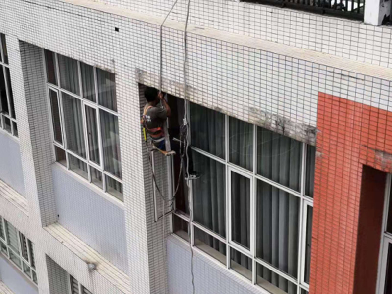 外墻管道防水維修：關(guān)閉水管總閥(即水表前面的水管開(kāi)關(guān))。打開(kāi)房間里面的水龍頭20分鐘，確保沒(méi)水再滴后關(guān)閉所有的水龍頭。關(guān)閉馬桶水箱和洗衣機(jī)等具蓄水功能的設(shè)備進(jìn)水開(kāi)關(guān)。打開(kāi)水管總閥。打開(kāi)總閥后20分鐘查看水表是否走動(dòng)，包括緩慢的去動(dòng)。如果有走動(dòng)，即為漏水了；如果沒(méi)有走動(dòng)，即沒(méi)事。