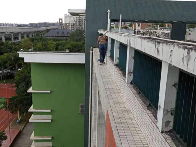 外墻管道防水維修：關(guān)閉水管總閥(即水表前面的水管開(kāi)關(guān))。打開(kāi)房間里面的水龍頭20分鐘，確保沒(méi)水再滴后關(guān)閉所有的水龍頭。關(guān)閉馬桶水箱和洗衣機(jī)等具蓄水功能的設(shè)備進(jìn)水開(kāi)關(guān)。打開(kāi)水管總閥。打開(kāi)總閥后20分鐘查看水表是否走動(dòng)，包括緩慢的去動(dòng)。如果有走動(dòng)，即為漏水了；如果沒(méi)有走動(dòng)，即沒(méi)事。