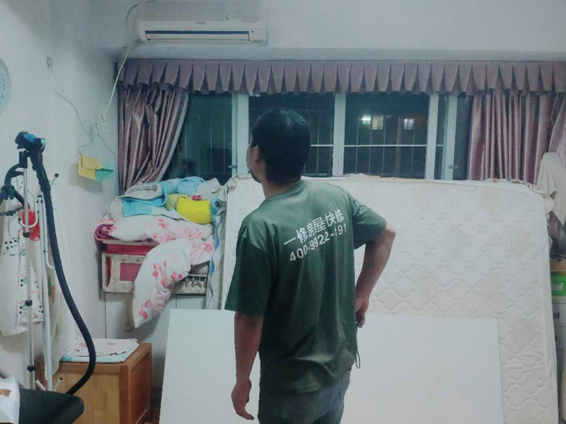 置物架安裝：測量拉線就是需要對安裝的高度、置物架的鉆孔位置進行測量匹配。選定安裝位置后，用鉛筆做上記號；拉線做好標記后，在安裝前用尺子檢查一下該平直的線是否平直;用沖擊鉆在標記號的孔位鉆孔，孔的大小要略大于用于固定的螺栓的直徑。墻體是整個居室的支撐結(jié)構(gòu)，涉及到在墻面安裝，即使是很小的墻上置物架，也要考慮墻體條件。