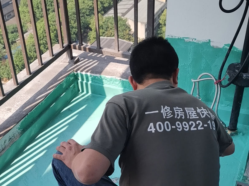 陽(yáng)臺(tái)防水施工：先用鏟刀和笤帚及工具將陽(yáng)臺(tái)基層表面的突起物、砂漿和疙瘩等鏟除并將塵土雜物清掃干凈，對(duì)陰陽(yáng)角、管根、地漏等部位應(yīng)認(rèn)真清理。 對(duì)陽(yáng)臺(tái)地漏、管根、陰陽(yáng)角等易發(fā)生漏水的部位，應(yīng)進(jìn)行特殊加強(qiáng)處理。 細(xì)部附加層：在地漏、管根、陰陽(yáng)角和出入口等易發(fā)生漏水的薄弱部位，可增加一層剛性防水，剛性防水寬度應(yīng)不小于100mm，搭接寬度應(yīng)不小于100mm。然后涂刷家裝專用防水涂料。 將配制好的防水涂料均勻涂刷在基層表面，涂刷量以0.8—1.0kg/㎡每遍為宜，直至防水合格為止，家裝防水要求一般為1.0mm左右。
