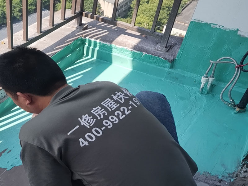 陽(yáng)臺(tái)防水施工：先用鏟刀和笤帚及工具將陽(yáng)臺(tái)基層表面的突起物、砂漿和疙瘩等鏟除并將塵土雜物清掃干凈，對(duì)陰陽(yáng)角、管根、地漏等部位應(yīng)認(rèn)真清理。 對(duì)陽(yáng)臺(tái)地漏、管根、陰陽(yáng)角等易發(fā)生漏水的部位，應(yīng)進(jìn)行特殊加強(qiáng)處理。 細(xì)部附加層：在地漏、管根、陰陽(yáng)角和出入口等易發(fā)生漏水的薄弱部位，可增加一層剛性防水，剛性防水寬度應(yīng)不小于100mm，搭接寬度應(yīng)不小于100mm。然后涂刷家裝專用防水涂料。 將配制好的防水涂料均勻涂刷在基層表面，涂刷量以0.8—1.0kg/㎡每遍為宜，直至防水合格為止，家裝防水要求一般為1.0mm左右。
