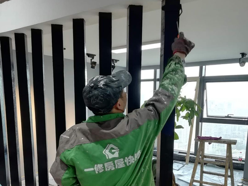 隔斷油漆翻新：首先用粗砂紙把需要刷油漆的地方都打磨一遍，注意轉(zhuǎn)角的地方不要打磨的太厲害，然后用布沾水，弄成半濕狀，把剛打磨完的粉末都擦干凈。拿細(xì)砂紙再重新打磨一遍，同樣要注意轉(zhuǎn)角處。再用沾水布把粉末清理干凈。就可以開始刷漆，刷漆的規(guī)則是從上到下，從左到右。