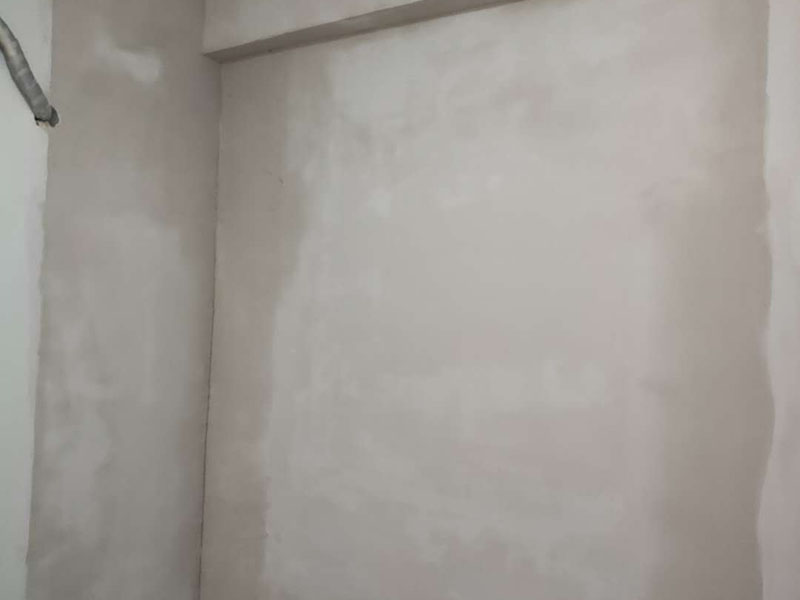 墻面翻新裝修：1、短期內(nèi)：對(duì)于購買的二手房墻面，如果是裝修沒多久，那么在進(jìn)行墻面處理的時(shí)候，原先的耐水膩?zhàn)涌梢员Ａ粢恍挥猛耆溺P掉；用鋼刷和砂紙進(jìn)行打磨墻面，打磨后即可重新涂刷乳膠漆。 2、時(shí)間間隔太久：如果是五年以上的耐水膩?zhàn)?，由于材料老化，在二次刷漆的時(shí)候，就必須全部鏟除至墻底，否則的話會(huì)影響今后墻面乳膠漆的施工質(zhì)量和裝修后的長(zhǎng)期使用效果。