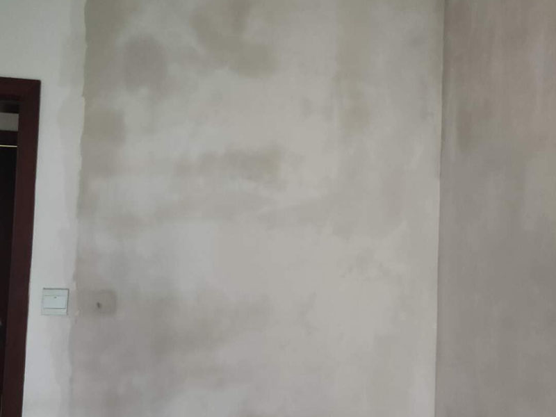 墻面翻新裝修：1、短期內(nèi)：對(duì)于購買的二手房墻面，如果是裝修沒多久，那么在進(jìn)行墻面處理的時(shí)候，原先的耐水膩?zhàn)涌梢员Ａ粢恍?，不用完全的鏟掉；用鋼刷和砂紙進(jìn)行打磨墻面，打磨后即可重新涂刷乳膠漆。 2、時(shí)間間隔太久：如果是五年以上的耐水膩?zhàn)?，由于材料老化，在二次刷漆的時(shí)候，就必須全部鏟除至墻底，否則的話會(huì)影響今后墻面乳膠漆的施工質(zhì)量和裝修后的長(zhǎng)期使用效果。