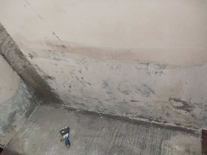 墻面局部維修翻新：墻面局部位置需要維修，墻面局部需要維修這個(gè)情況一般來說是比較常見的問題?？赡苡捎谝郧把b修時(shí)施工工藝的原因，墻面局部出現(xiàn)開裂、脫落現(xiàn)象，或者墻面被家中小朋友亂寫亂畫，或不小心被硬物刮傷等等。這幾種問題都是比較常見的墻面局部問題，其中開裂以及刮傷這種有明顯傷痕的問題建議都是能夠盡快進(jìn)行維修，以免傷害到周圍其他完好墻面。 維修期間需要重新刮膩?zhàn)舆M(jìn)行修補(bǔ)找平，那么在施工時(shí)就需要等到每一層膩?zhàn)油耆赏覆拍苓M(jìn)行下一步的施工。乳膠漆在涂刷底漆與面漆時(shí)同樣需要一個(gè)自然干透的時(shí)間，這些是比較影響我們墻面乳膠漆維修時(shí)間的主要因素。