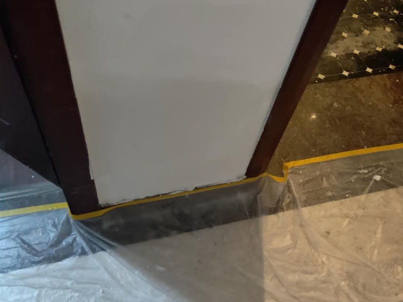 墻面局部維修翻新：墻面局部位置需要維修，墻面局部需要維修這個(gè)情況一般來說是比較常見的問題。可能由于以前裝修時(shí)施工工藝的原因，墻面局部出現(xiàn)開裂、脫落現(xiàn)象，或者墻面被家中小朋友亂寫亂畫，或不小心被硬物刮傷等等。這幾種問題都是比較常見的墻面局部問題，其中開裂以及刮傷這種有明顯傷痕的問題建議都是能夠盡快進(jìn)行維修，以免傷害到周圍其他完好墻面。 維修期間需要重新刮膩?zhàn)舆M(jìn)行修補(bǔ)找平，那么在施工時(shí)就需要等到每一層膩?zhàn)油耆赏覆拍苓M(jìn)行下一步的施工。乳膠漆在涂刷底漆與面漆時(shí)同樣需要一個(gè)自然干透的時(shí)間，這些是比較影響我們墻面乳膠漆維修時(shí)間的主要因素。
