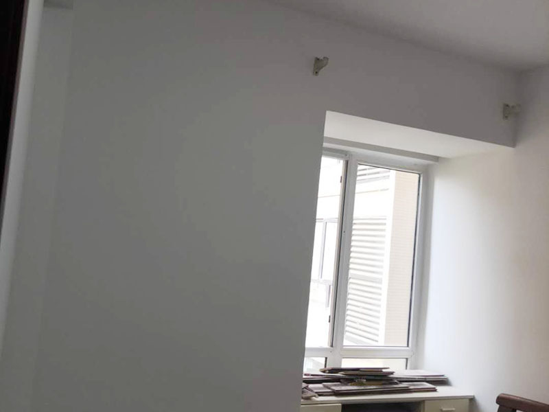乳膠漆翻新：一般來說，內(nèi)墻乳膠漆，在墻砌好后，是在抹灰完成后，總包單位會(huì)進(jìn)行兩道抹灰，第二道的時(shí)候基面加以修飾效果的補(bǔ)平。 　　所以一般都會(huì)批膩?zhàn)?，膩?zhàn)拥淖饔檬亲寜γ娓秸稽c(diǎn)。 雙飛粉也可以當(dāng)膩?zhàn)佑?，一般是?01+809膠水加雙飛粉攪拌。刮膩?zhàn)雍?，總有些高低不平，或者基層不是很平整的面。這個(gè)時(shí)候，需要砂紙出動(dòng)，進(jìn)行手工的打磨，修復(fù)。中間還可以用太陽(yáng)燈照明，便于檢查平整度。再用砂紙打磨，不斷的完善。