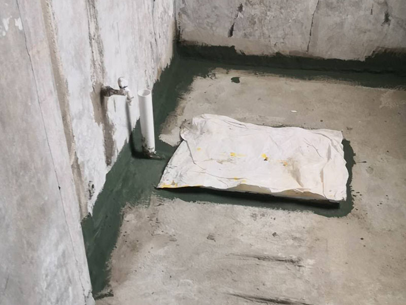 有一種叫架空式回填，這一種方式現(xiàn)在相對來說比較少了，首先這種方式的時間成本要多出一到兩天而且這種方式的防水相對來說會比較差，樓下很容易出現(xiàn)問題，雖然這種方式對了管道的保護(hù)是非常好的，因?yàn)樾l(wèi)生間中間就是空的，它就是在四周的墻面打孔，然后做現(xiàn)澆板，這樣做主要就是后期時間長了四周容易出現(xiàn)滲漏，然后中間的架空層就會被水填滿，防水萬一出問題就比較麻煩。